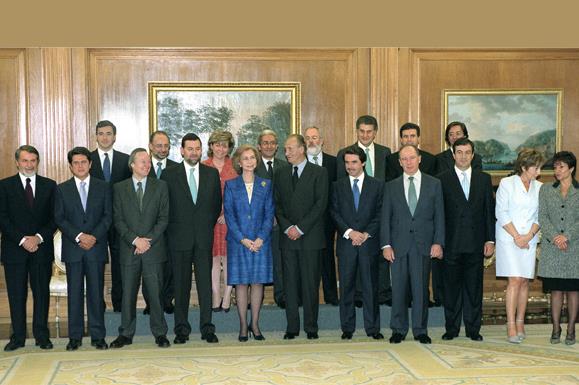 28/04/2000. 26 Seventh Legislature (1). Cabinet from April 2000 to February 2001. Group photo together with the King and Queen.